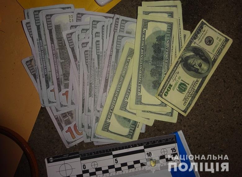 Вместо сбережений, которые женщина отдала мошенникам, ей подсунули конверт с сувенирными купюрами