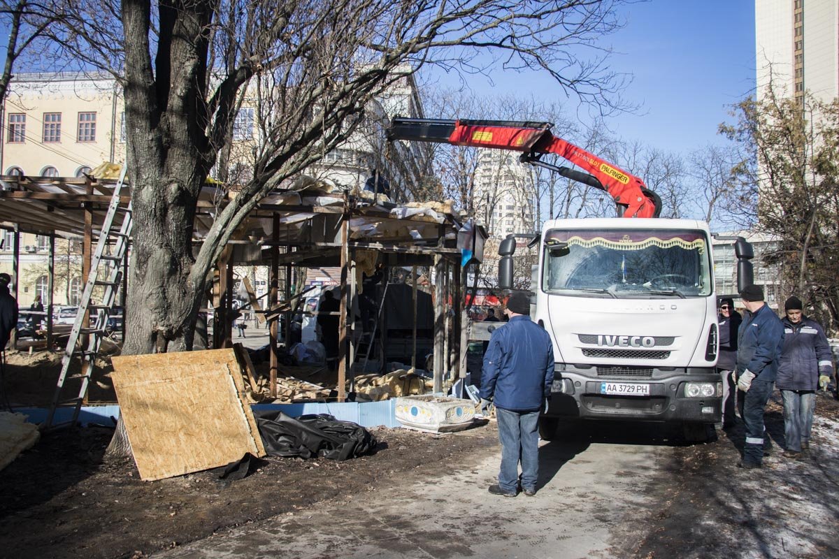В самом МАФе размещался книжный магазин и организация с названием «Посольство Биткоина в Украине»