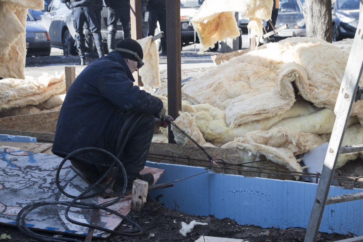 Сразу же после демонтажа коммунальщики вывозили строительные материалы 