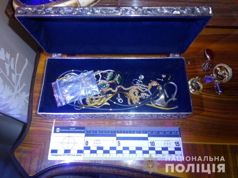 Мошенник представился коммунальщиков и вынес из квартиры пенсионерки ювелирные украшения Мошенник представился коммунальщиков и вынес из квартиры пенсионерки ювелирные украшения