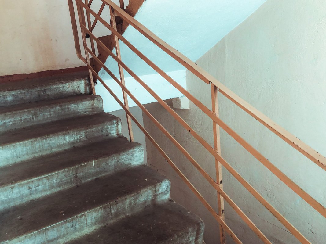 Тело находилось в парадном многоэтажного дома между 11 и 12 этажами