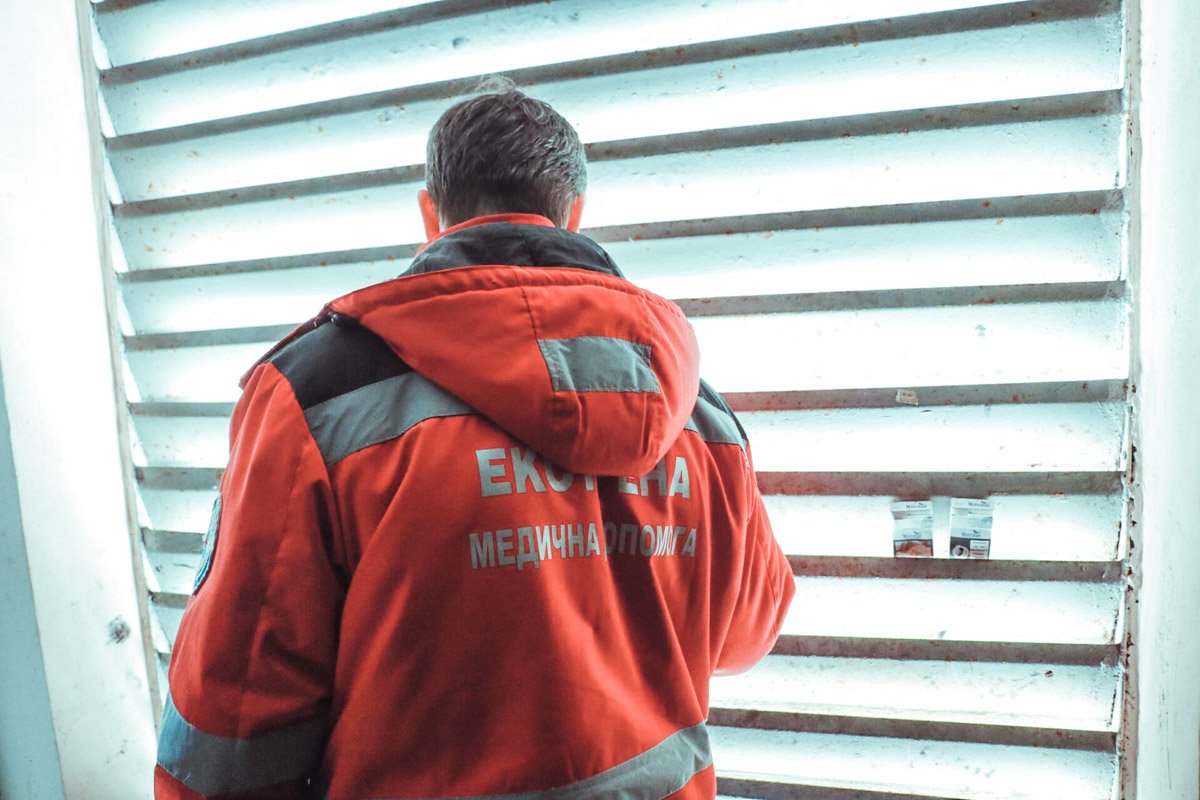 Парень повесился на веревке в парадном