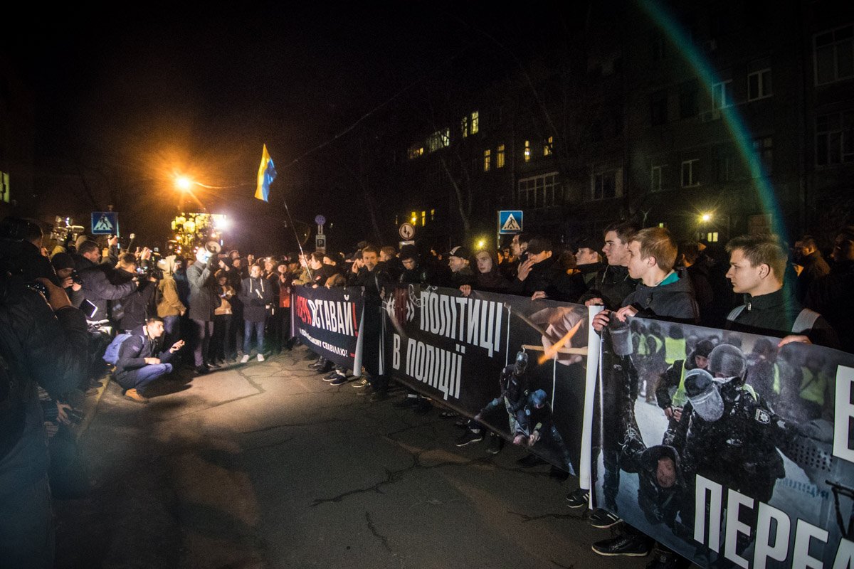 Они требовали отставки министра Арсена Авакова и напомнили правоохранителям про жесткое задержание активистов в Подольском отделении полиции