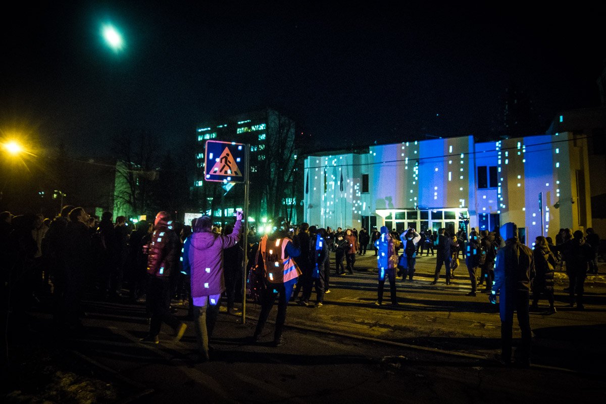 Во время марша националисты зажгли файера, а после показали на стенах здания МВД видео избитых руками полиции активистов