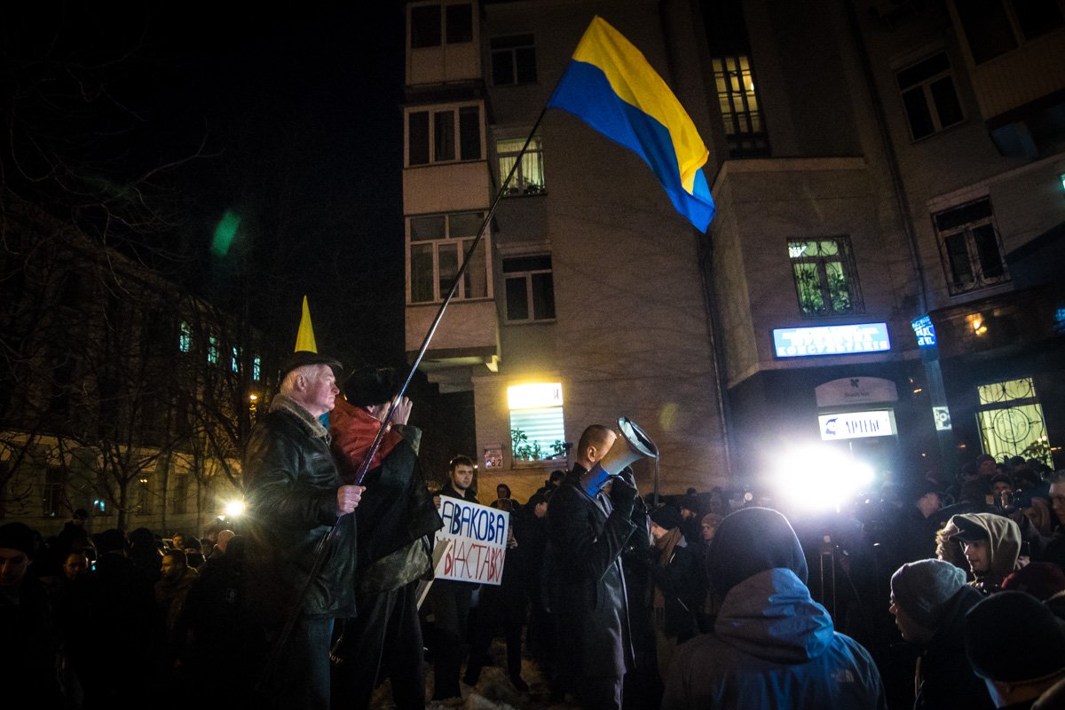 Колонну ждали сотни правоохранителей. Они оцепили периметр забора и ближайшие улицы, но не мешали активистам пройти к главному входу Министерства