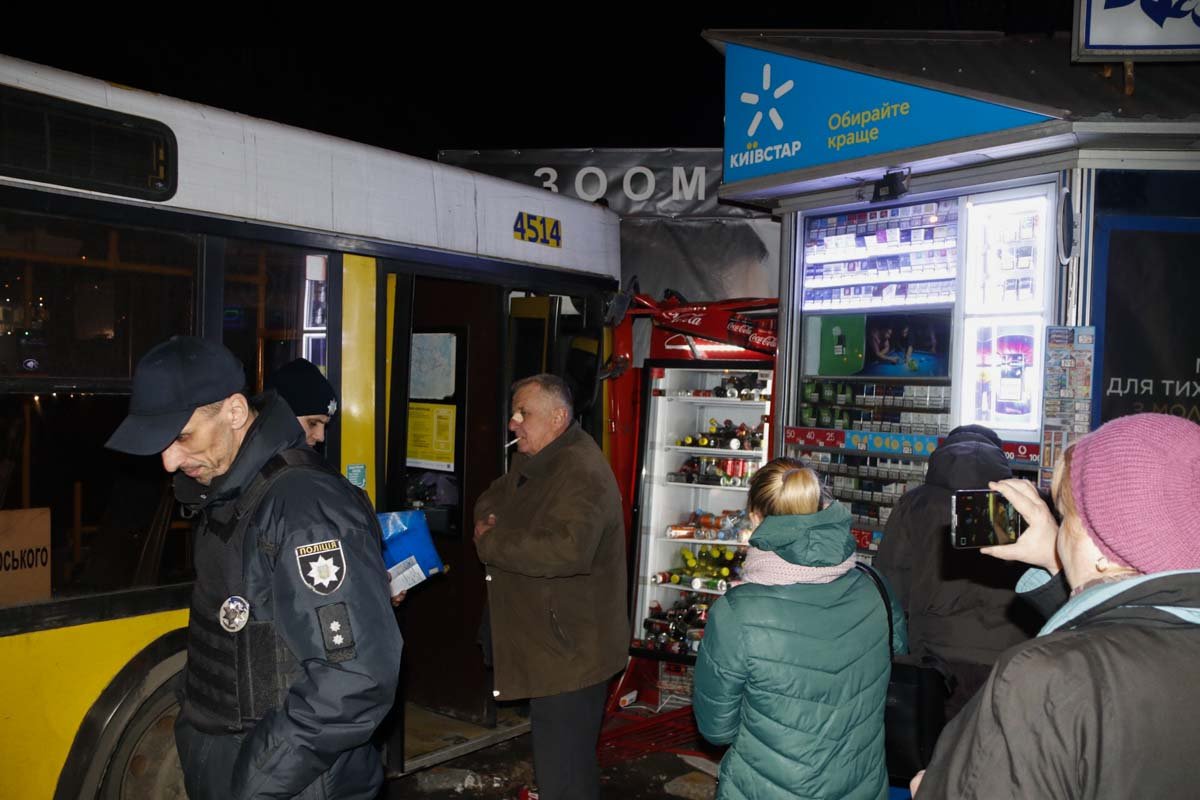 Автобус, который двигался по маршруту №90, врезался в два МАФа