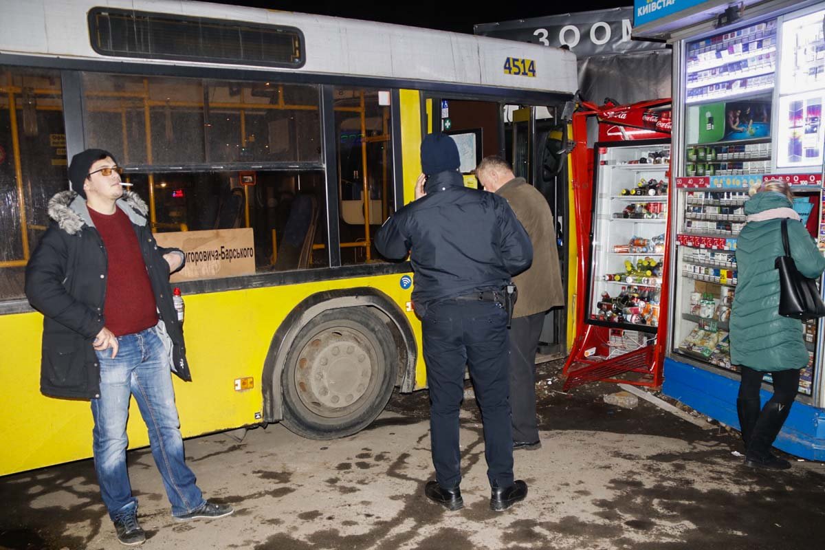 Водитель не справился с управлением из-за того, что ему стало плохо за рулем общественного транспорта