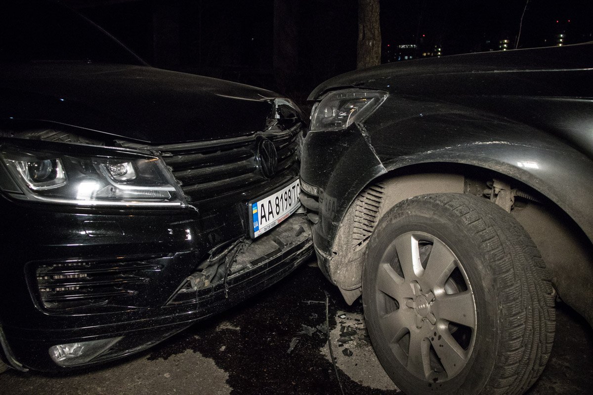 Причем водитель Volkswagen не затормозил даже после столкновения, а продолжил таранить Q7