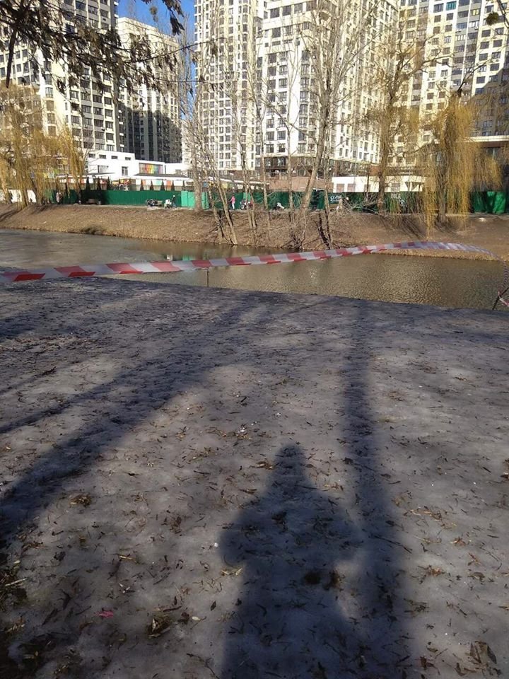 В озере на Теремках коммунальщики обнаружили мину времен Второй мировой войны В озере на Теремках коммунальщики обнаружили мину времен Второй мировой войны