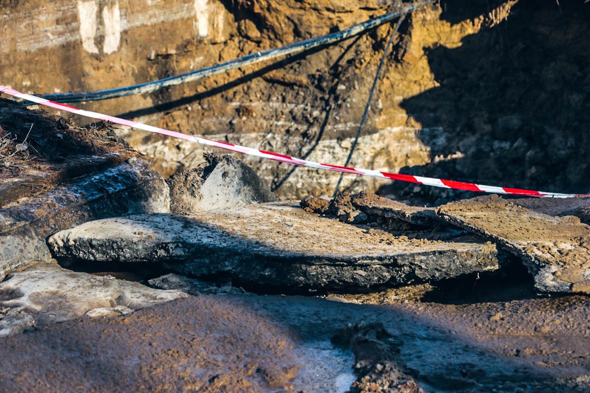 Асфальт обвалился из-за провала трубы