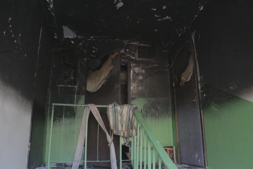 Огонь охватил квартиру на площади 50 квадратных метров Огонь охватил квартиру на площади 50 квадратных метров