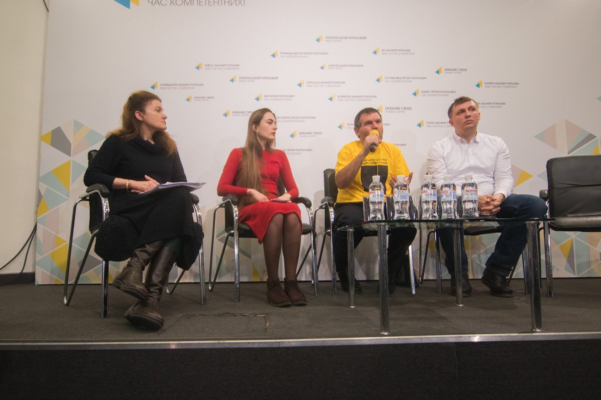 Активисты считают, что высшее руководство в лице Юрия Луценко, Арсена Авакова и других должностных лиц замедляют ход расследований и судебных процессов Активисты считают, что высшее руководство в лице Юрия Луценко, Арсена Авакова и других должностных лиц замедляют ход расследований и судебных процессов