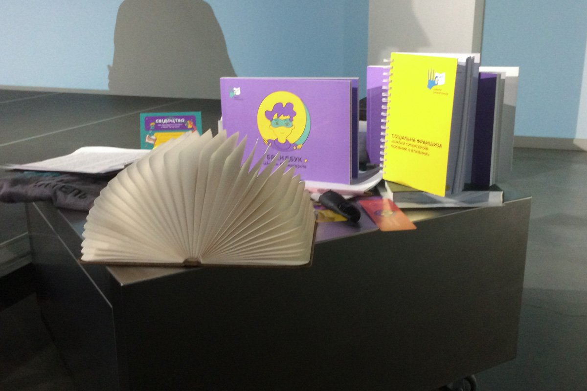 Волонтеры создали специальный пособник с инструкцией по созданию школ в больницах 