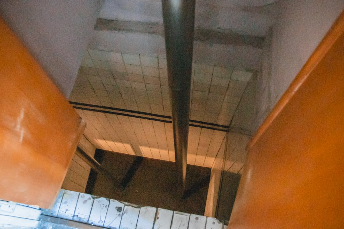 Чтобы попасть в гараж - нужно спустится вниз со второго этажа Чтобы попасть в гараж - нужно спустится вниз со второго этажа