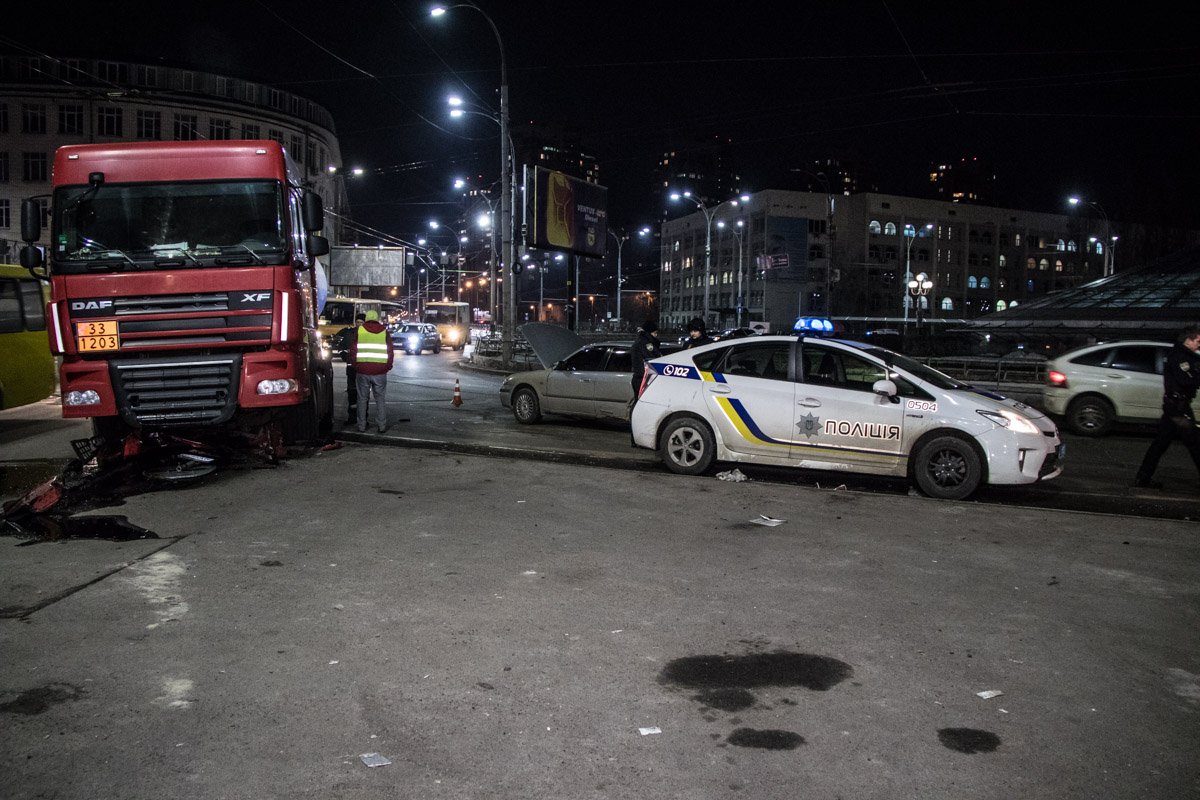 На Севастопольской площади произошла авария с участием бензовоза DAF и автомобиля Mazda 626