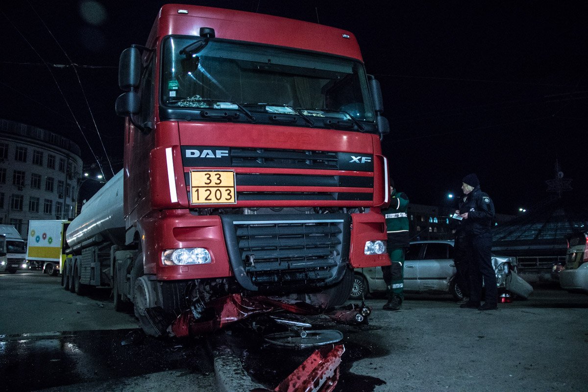 Легковой автомобиль попал в слепую зону грузовика, от чего произошло столкновение