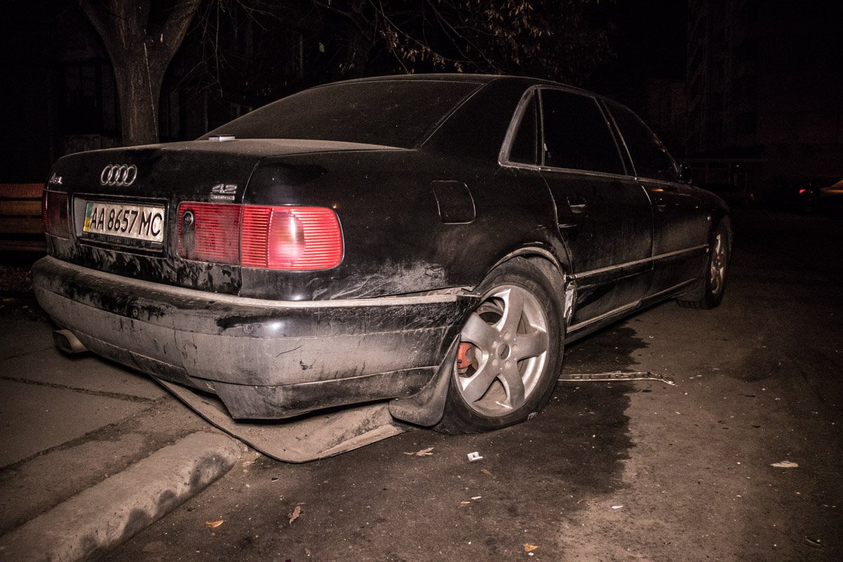 В результате столкновения у Audi A8 сломан задний мост