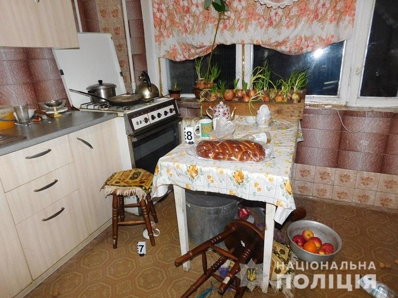 В Днепровском районе Киева произошел семейный конфликт, в результате которого 49-летний сын нанес два ножевых ранения своему 71-летнему отцу