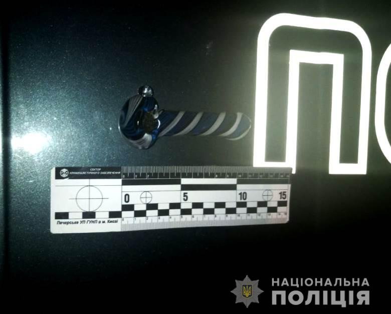 В Печерском районе полицейские остановили подозрительного мужчину с наркотиками В Печерском районе полицейские остановили подозрительного мужчину с наркотиками