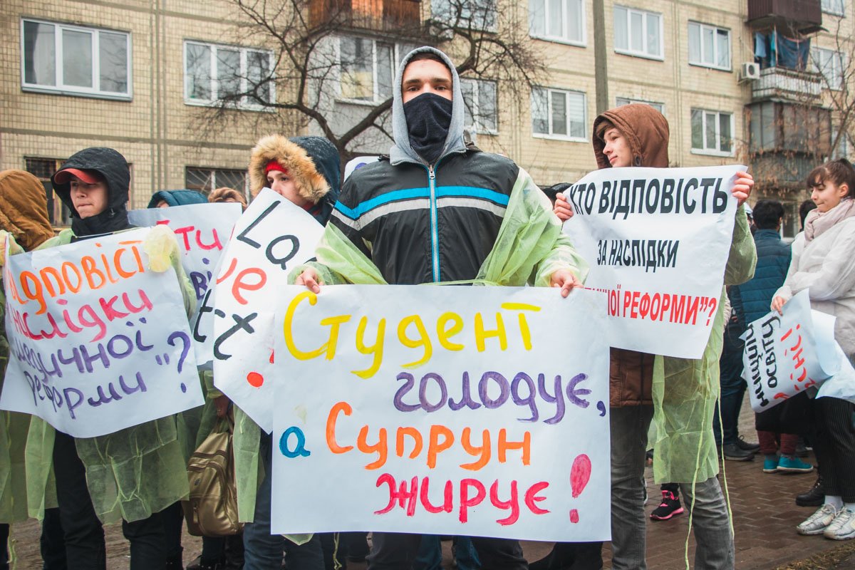 Они осуждали действия Ульяны Супрун и говорили, что она не выплачивает им деньги за работу и учебу