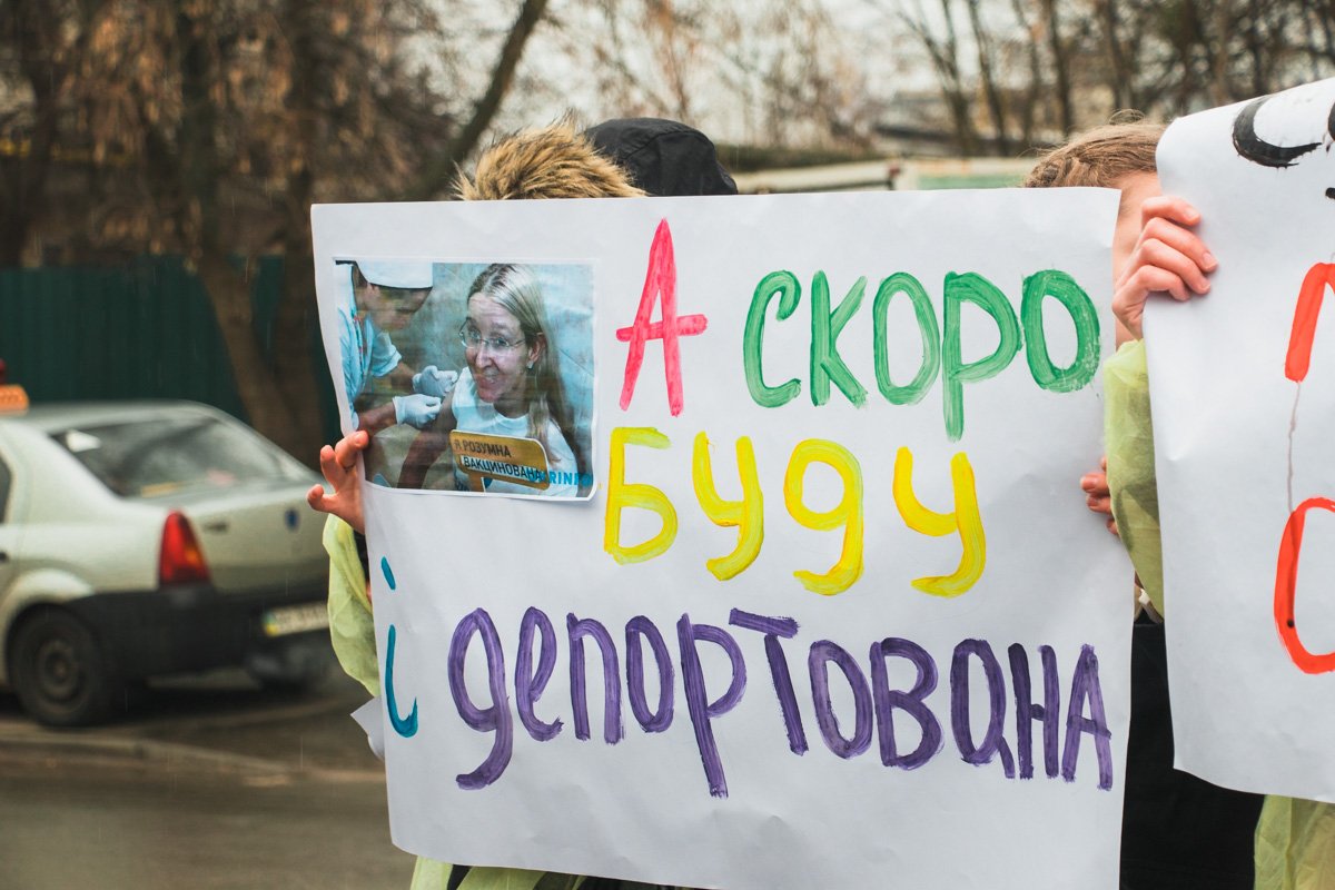 Многие прикрывали лица и неохотно отвечали на вопросы