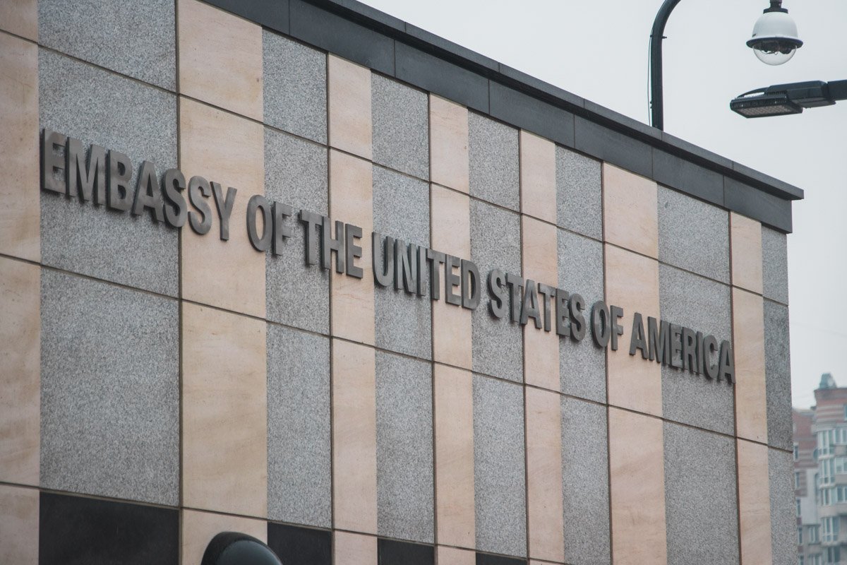 Собрались активисты под зданием посольства США в Киеве