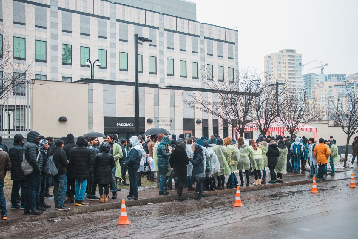 Людей было около 100