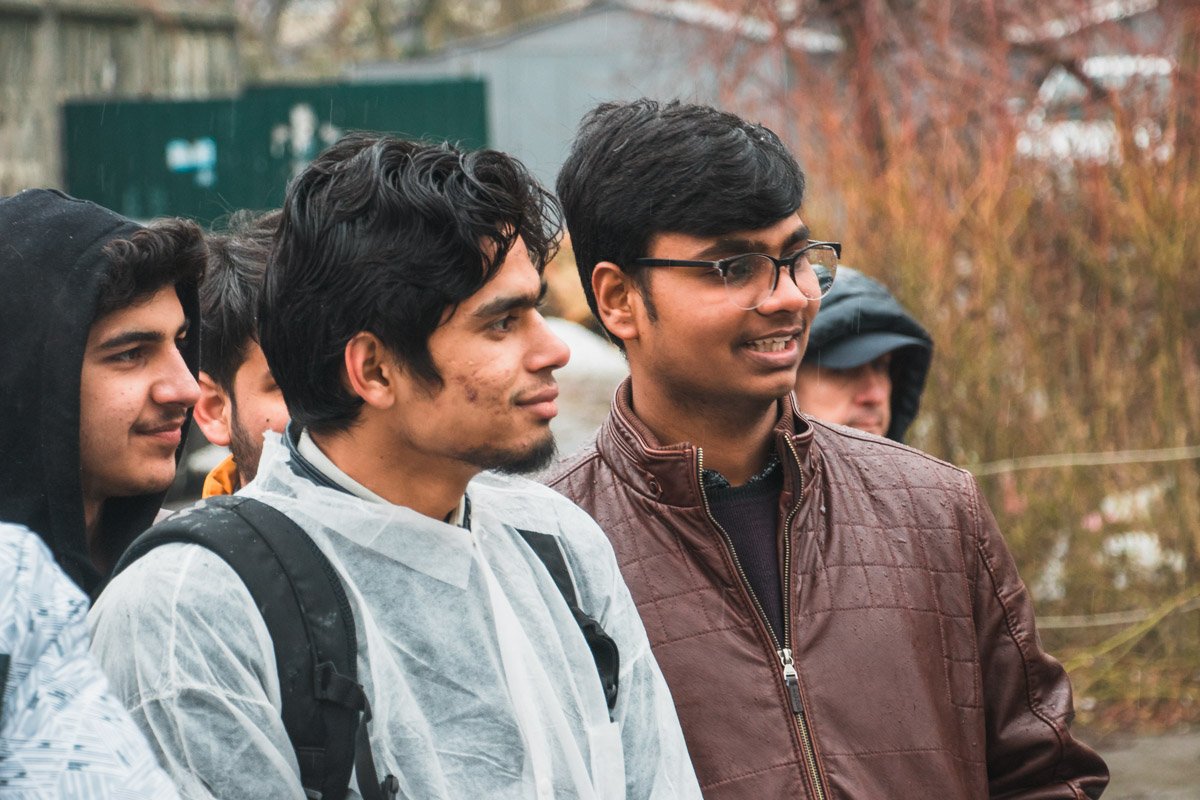 Иностранцы тоже что-то скандировали, но на своем языке