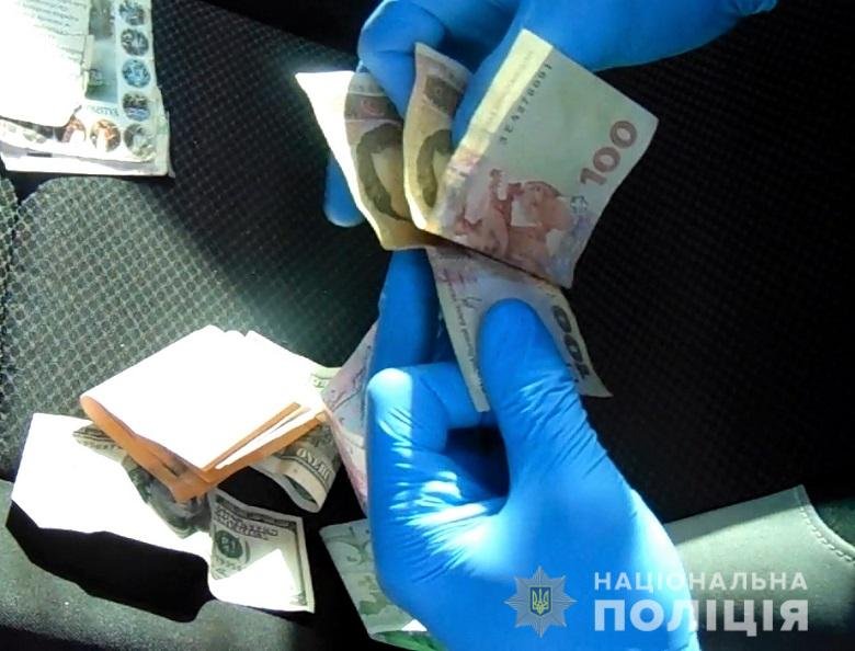 В Киеве две гражданки одной из европейских стран под разными предлогами знакомились с одинокими пожилыми женщинами, рассказывали им истории о «болезнях» родственников и выманивали у пенсионерок деньги
