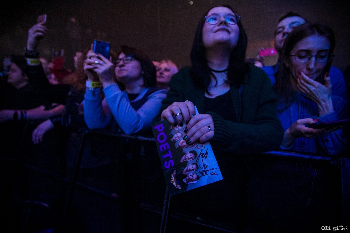 Преданные фанаты никогда не пропускают концерты Преданные фанаты никогда не пропускают концерты