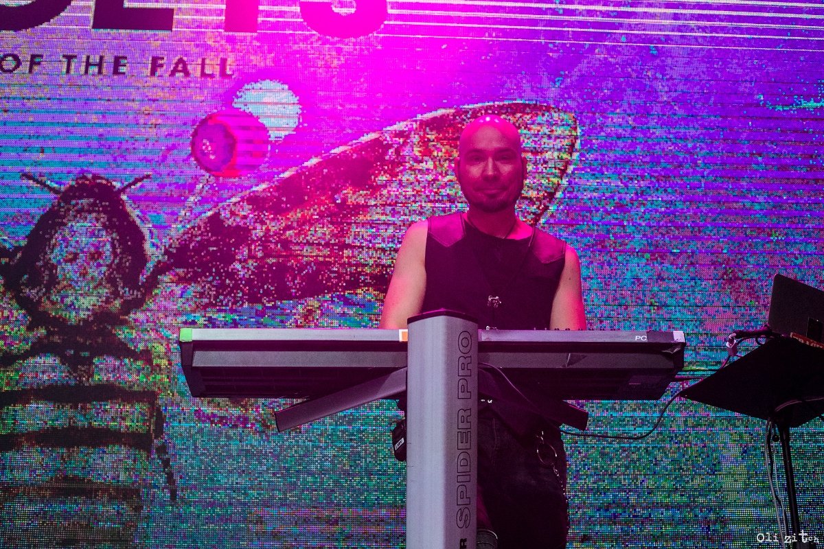 Все "поэты" улыбались весь концерт Все "поэты" улыбались весь концерт