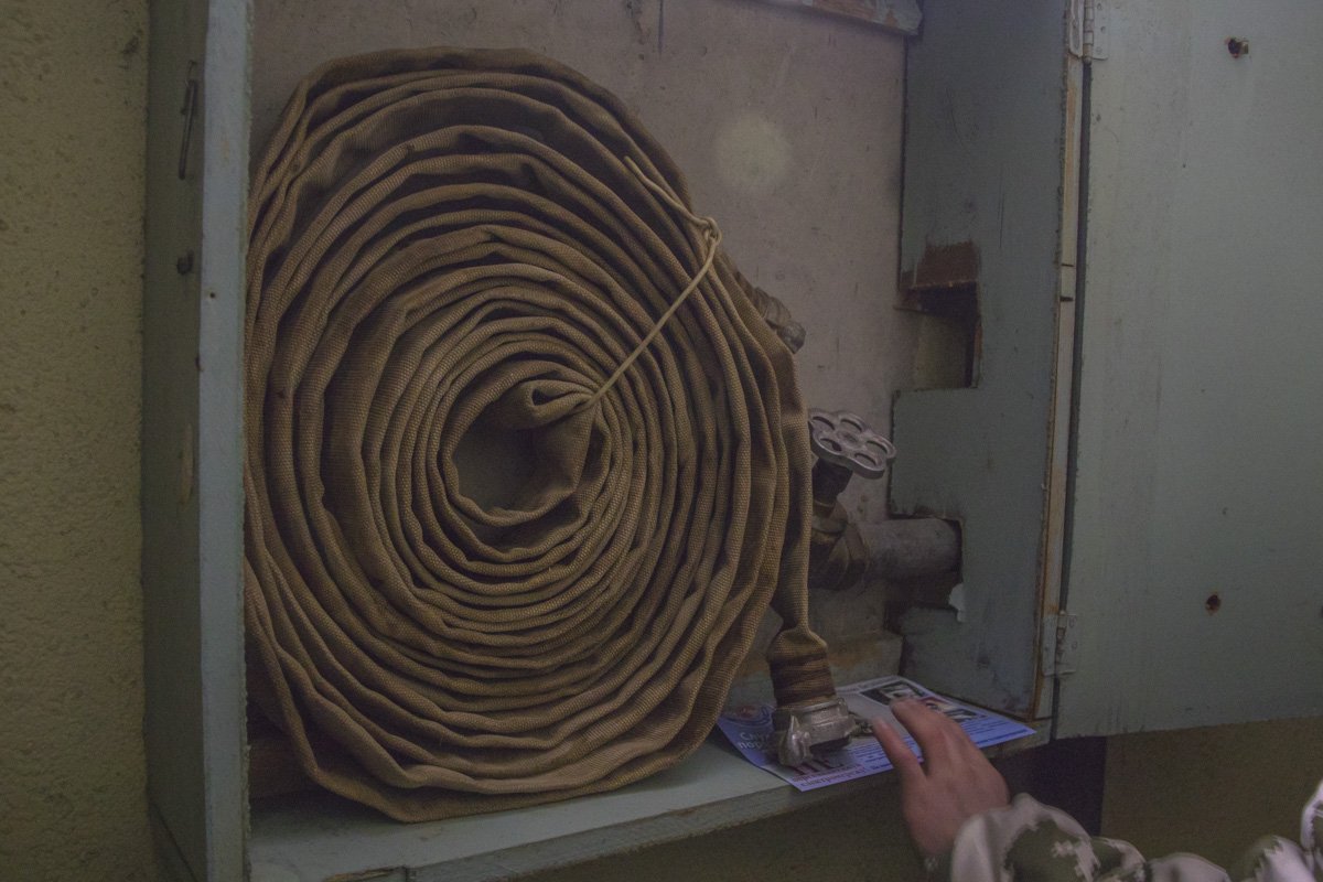 В жилых домах, в которых не менее девяти этажей, в каждом общем коридоре должны быть установлены пожарные краны с рукавами В жилых домах, в которых не менее девяти этажей, в каждом общем коридоре должны быть установлены пожарные краны с рукавами