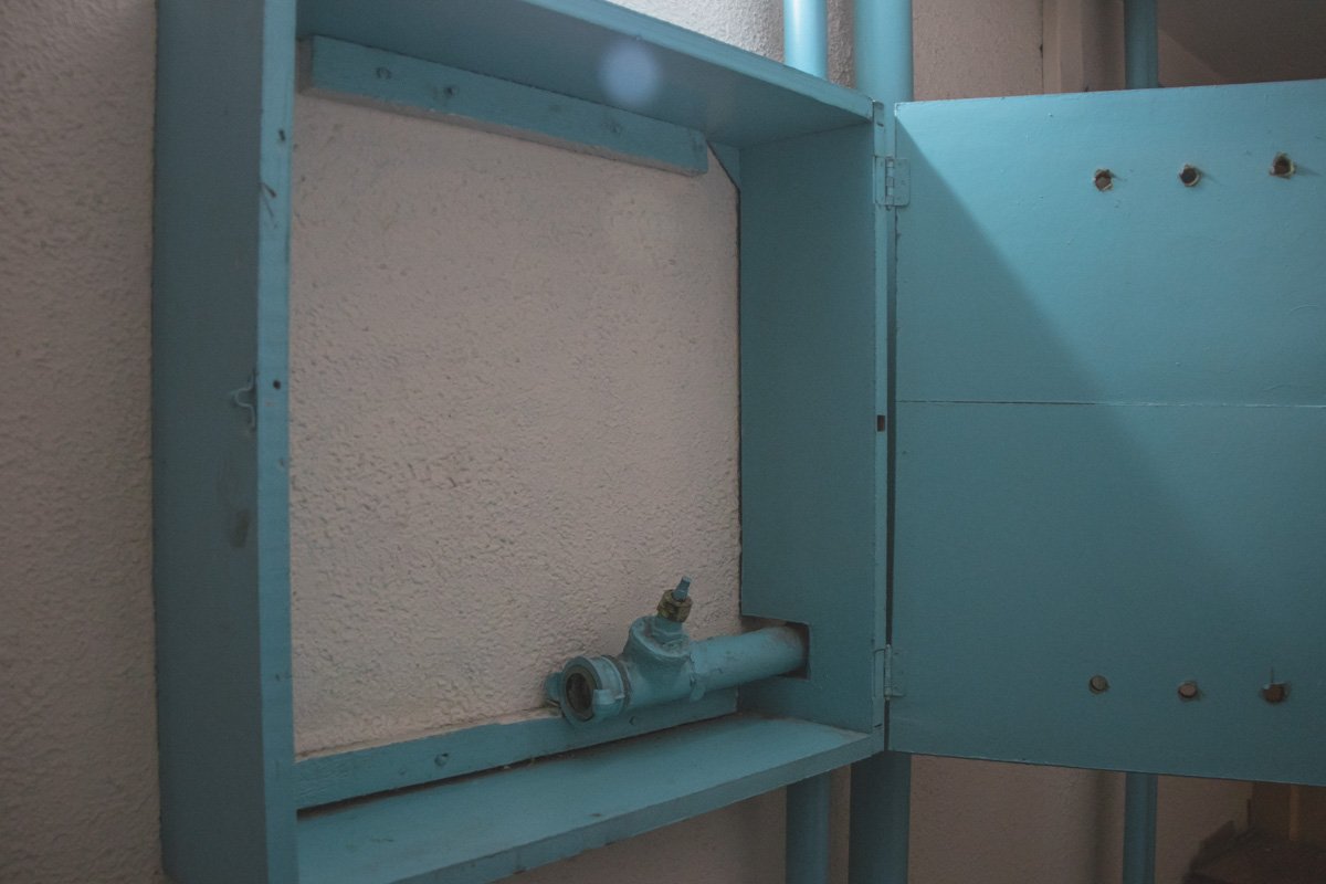 Проблемой является то, что в старых домах отсутствуют консьержи и какая-либо охрана, поэтому любой человек может зайти в подъезд и украсть вышеуказанные приспособления Проблемой является то, что в старых домах отсутствуют консьержи и какая-либо охрана, поэтому любой человек может зайти в подъезд и украсть вышеуказанные приспособления