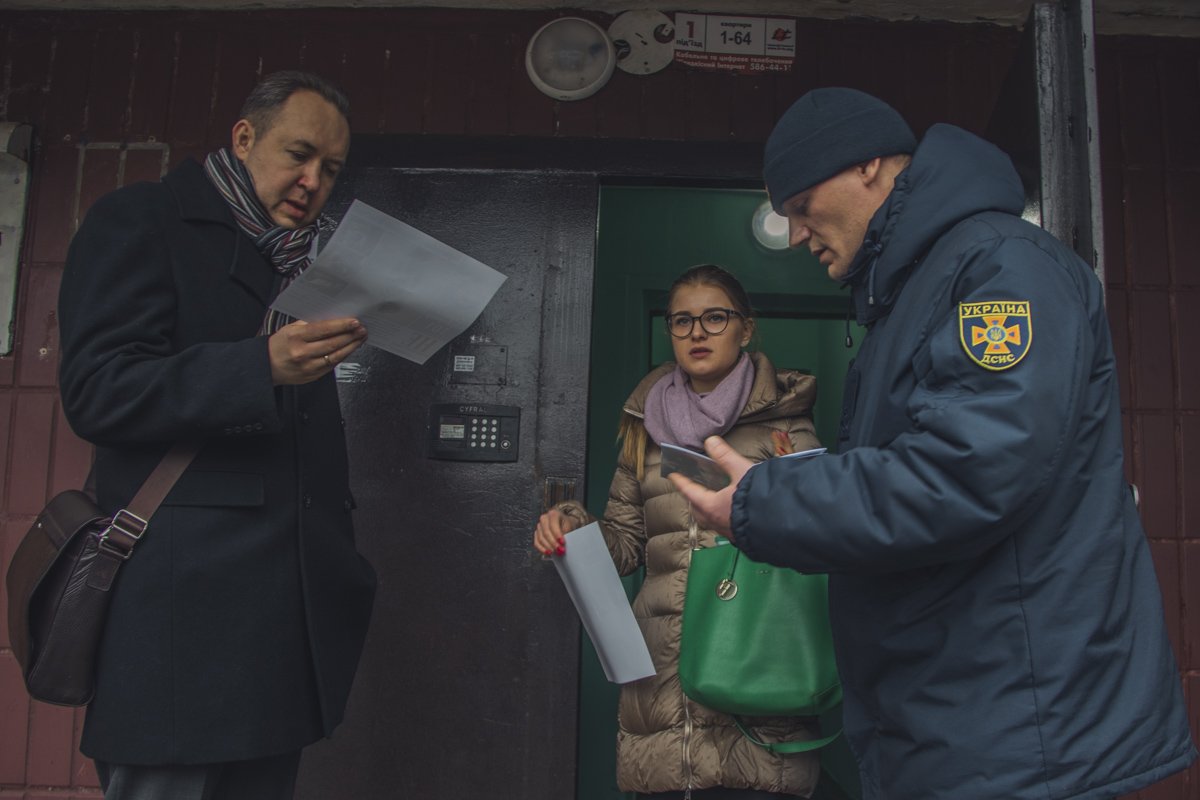 В результате чего весь дом с последнего по первый этаж затопило, произошло короткое замыкание, жители остались без света, а лифты не починили до сих пор В результате чего весь дом с последнего по первый этаж затопило, произошло короткое замыкание, жители остались без света, а лифты не починили до сих пор