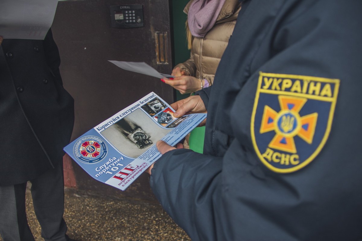 Спасатели прошлись по квартирам, пообщались с жителями домов и рассказали, как вести себя в экстренных ситуациях Спасатели прошлись по квартирам, пообщались с жителями домов и рассказали, как вести себя в экстренных ситуациях