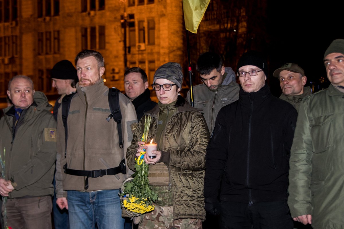 Жители Киева организовали лепестковое шествие и прошли колонной от Крещатика до улицы Институтской Жители Киева организовали лепестковое шествие и прошли колонной от Крещатика до улицы Институтской