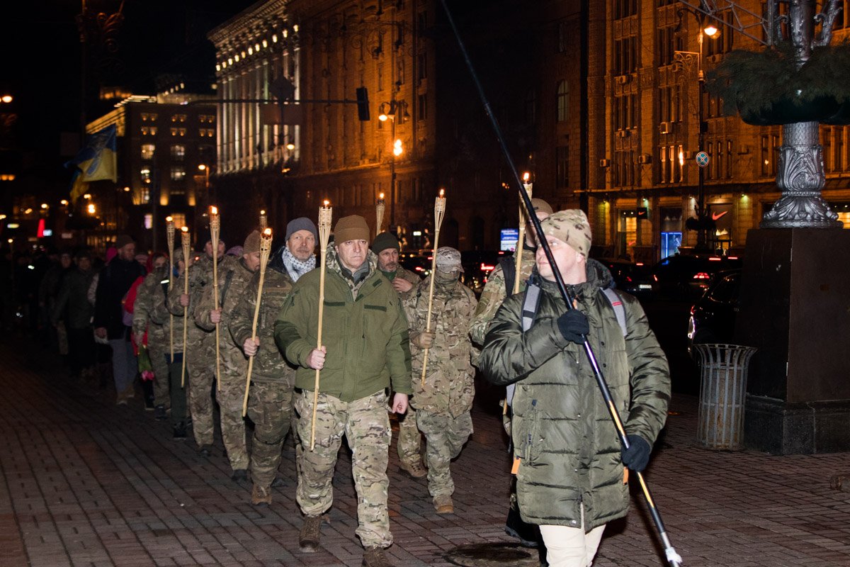 Двигались участники марша под руководством одного из организаторов Двигались участники марша под руководством одного из организаторов