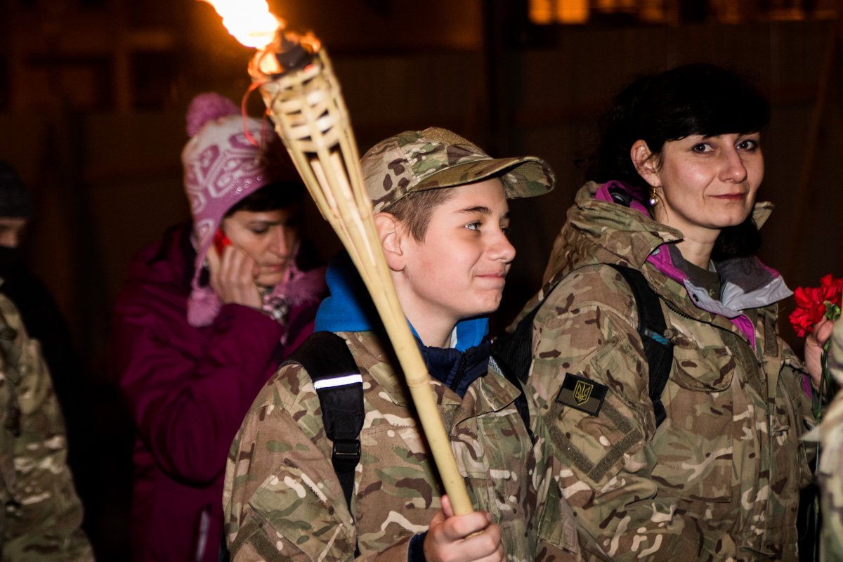 Они не пели песни, не смеялись, а некоторые и вовсе плакали Они не пели песни, не смеялись, а некоторые и вовсе плакали
