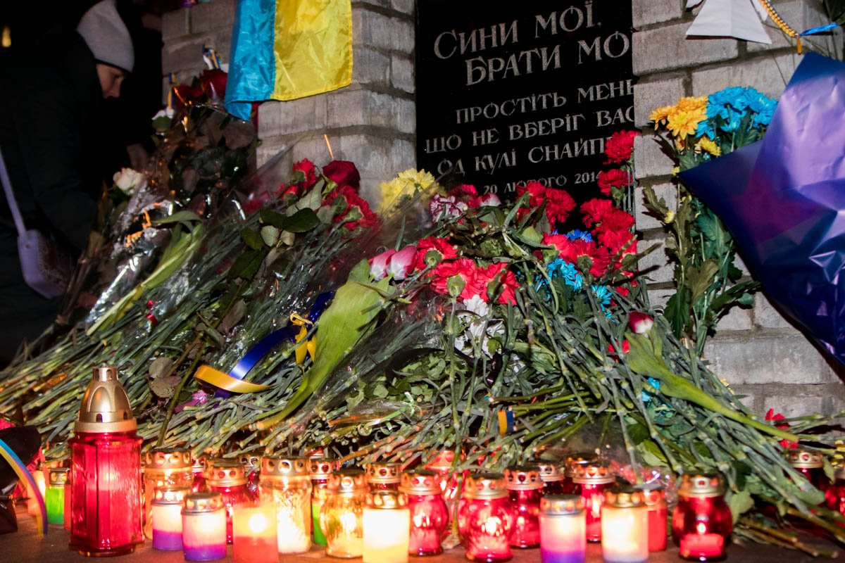 Дойдя до аллеи Небесной Сотни, люди оставили цветы у мемориала почтили память погибших минутой молчания Дойдя до аллеи Небесной Сотни, люди оставили цветы у мемориала почтили память погибших минутой молчания