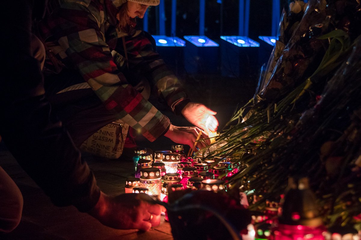 Дальше колонна отправилась на Институтскую, так же молча и со скорбью в глазах Дальше колонна отправилась на Институтскую, так же молча и со скорбью в глазах