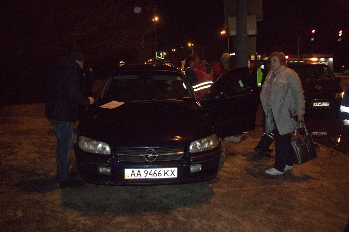 Водитель автомобиля Opel после посещения автомойки на Броварском проспекте заметил, что у его машины отпал молдинг