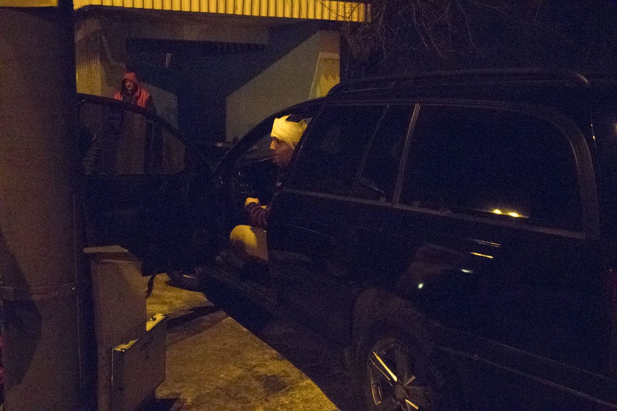 Мужчина решил припарковать автомобиль на обочине и подобрать отвалившийся молдинг