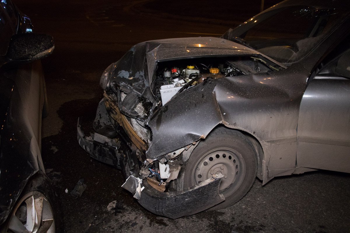 На Дарницкой площади произошла авария с участием автомобилей Hyundai Elantra и Daewoo Sens На Дарницкой площади произошла авария с участием автомобилей Hyundai Elantra и Daewoo Sens