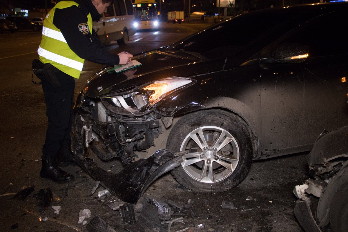 Один из водителей пытался проехать на красный сигнал светофора Один из водителей пытался проехать на красный сигнал светофора