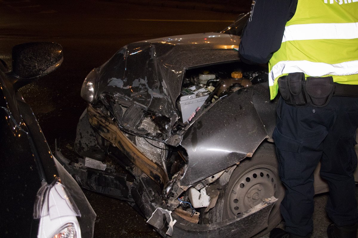 На одном из светофоров Daewoo врезался в бок Hyundai На одном из светофоров Daewoo врезался в бок Hyundai