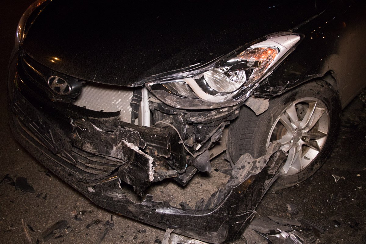 У Hyundai повреждена левая передняя сторона У Hyundai повреждена левая передняя сторона