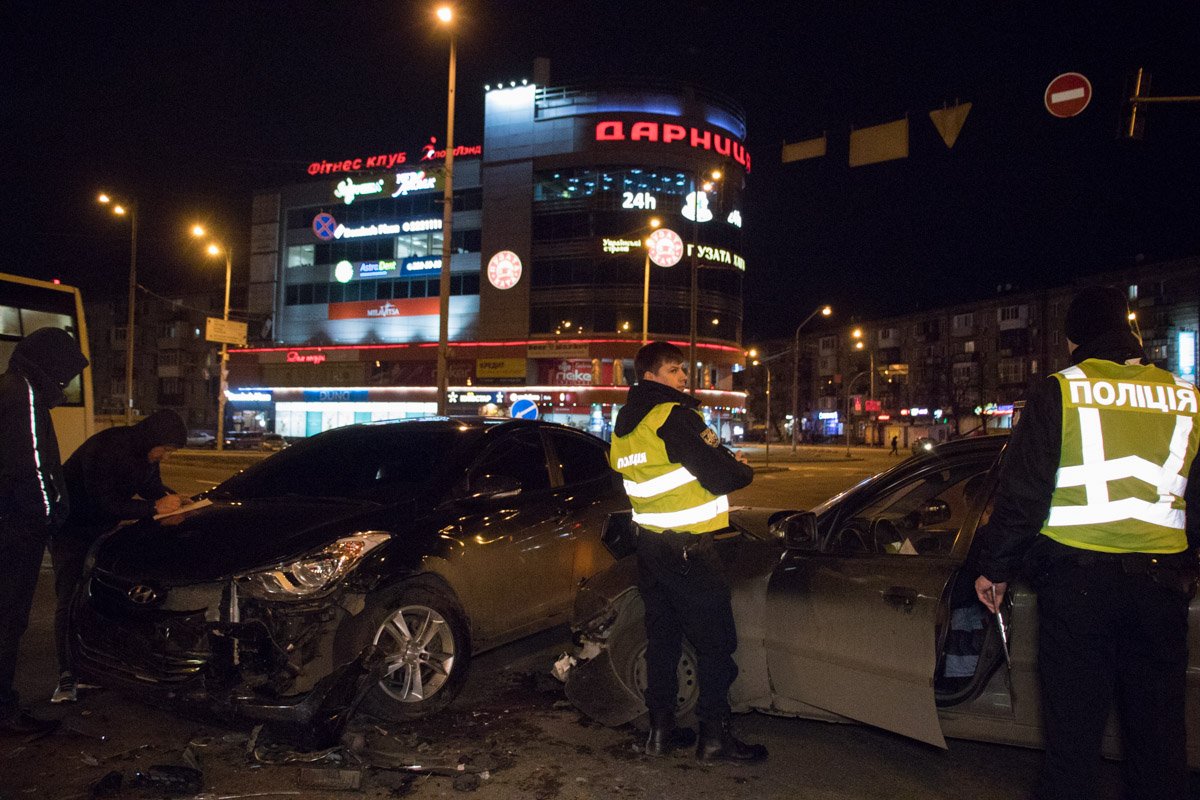 У Daewoo сильно разбита вся передняя часть У Daewoo сильно разбита вся передняя часть