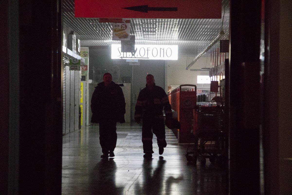 Помещение супермаркета было сильно задымлено Помещение супермаркета было сильно задымлено