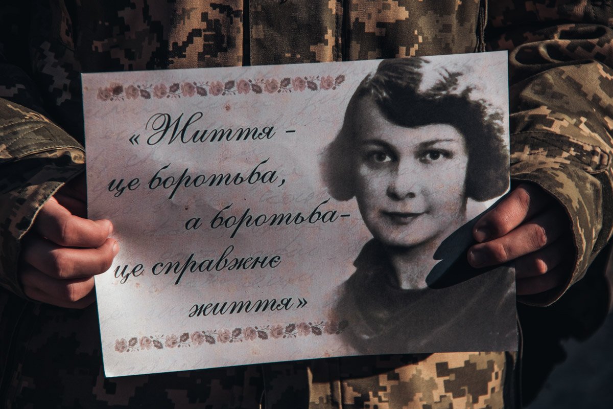 Воины стояли с изображением писательницы в руках Воины стояли с изображением писательницы в руках