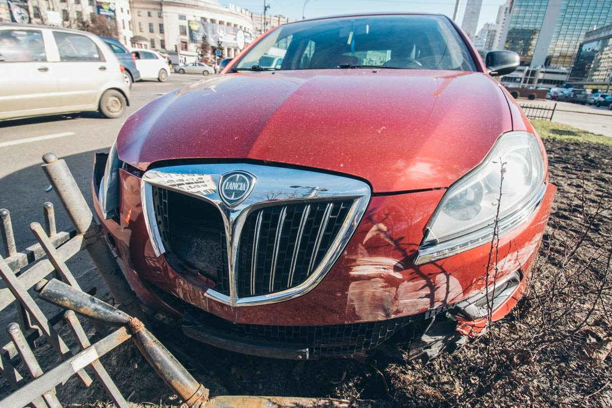 На пересечении проспекта Победы и улицы Бульварно-Кудрявской столкнулись Volkswagen Arteon и Lancia На пересечении проспекта Победы и улицы Бульварно-Кудрявской столкнулись Volkswagen Arteon и Lancia